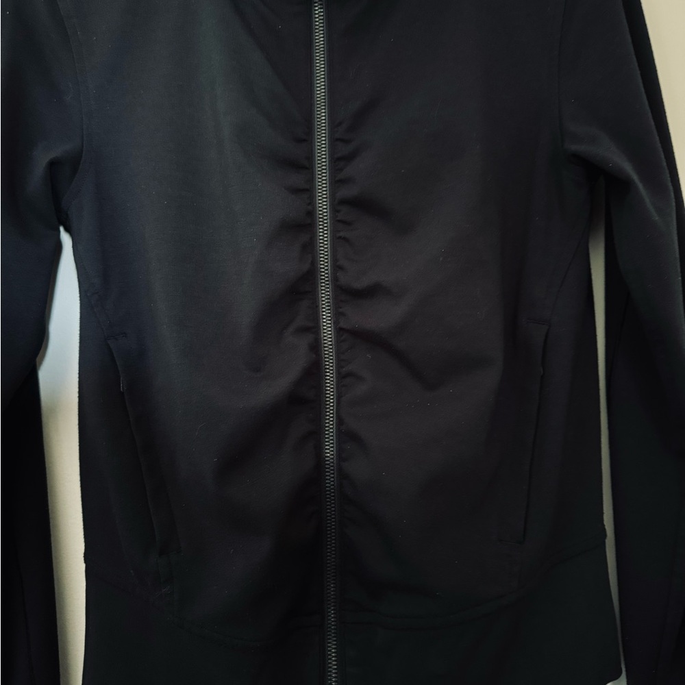 ❌SOLD❌ Lululemon Woman’s Jacket, Size 4 - Picture 2 of 4